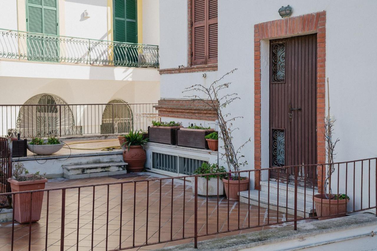 Be Your Home - Appartamento 4 Camere Sul Mare Scesa Al Mare Privata Санта Маринела Екстериор снимка